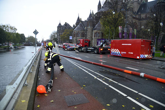 2021/183/20211113-16u41 GB 014 Zeer grote brand Westergracht HLM.jpg